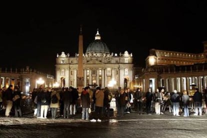 Grupos de fieles y de periodistas congregados de madrugada en la plaza de San Pedro.