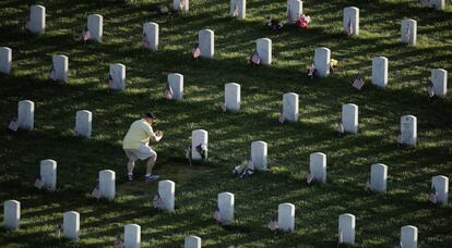 Un hombre fotografía una de las tumbas del Cementerio nacional de Leavenworth, en Washington (EE UU).