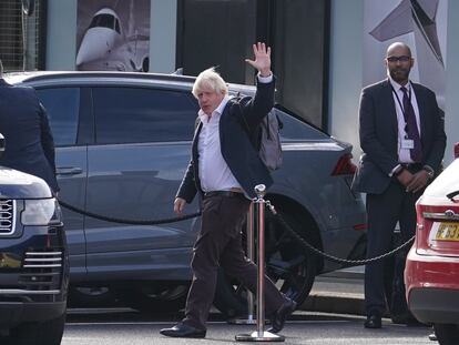 Boris Johnson, este sábado, en el aeropuerto londinense de Gatwick, recién llegado de la República Dominicana.