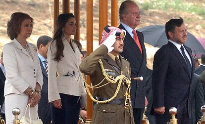 Los Reyes de España Don Juan Carlos y Doña Sofía acompañados por el Rey Abdalá y la Reina Rania escuchan los himnos nacionales.