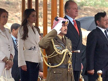Los Reyes de España Don Juan Carlos y Doña Sofía acompañados por el Rey Abdalá y la Reina Rania escuchan los himnos nacionales.