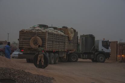 Un camión llega al garaje de Agadez lleno de mercancía. Es en este tipo de vehículos donde acostumbra a transportarse algunas sustancias ilícitas, como tabaco, cocaína o alcohol.