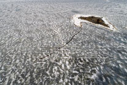 Vista aérea de las grietas en el mar congelado, durante las temperaturas cálidas al comienzo de la primavera, en Finlandia.