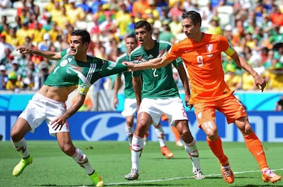 Van Persie agarra de la camiseta al capitán mexicano Rafael Márquez.