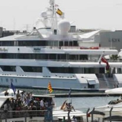 Yate en el puerto de Valencia