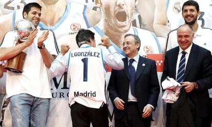 El presidente de la Comunidad, Ignacio González, junto al presidente del Real Madrid, Florentino Pérez, Pablo Laso y Felipe Reyes.