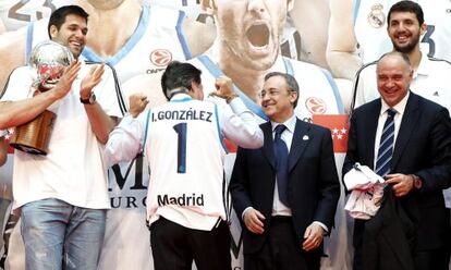 El presidente de la Comunidad, Ignacio Gonz&aacute;lez, junto al presidente del Real Madrid, Florentino P&eacute;rez, Pablo Laso y Felipe Reyes.