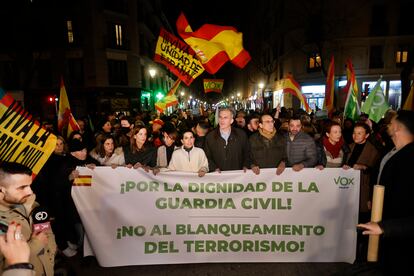 Javier Ortega Smith, en el centro, este jueves en la concentración de Vox frente al Teatro de la Abadía, en Madrid.