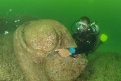 Buceo entre restos arquelógicos en Alejandría (Egipto).