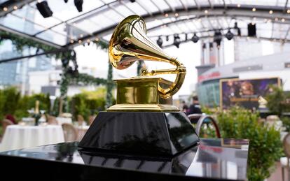 Un gramófono utilizado como decoración en la gala 63 de los Grammy