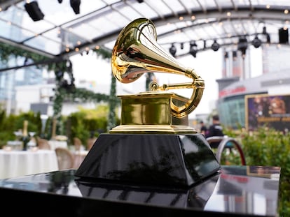 Un gramófono utilizado como decoración en la gala 63 de los Grammy