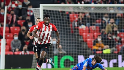 Iñaki Williams se va de Bryan Gil.