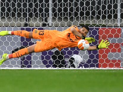 Rulli detiene el penalti a De Gea.