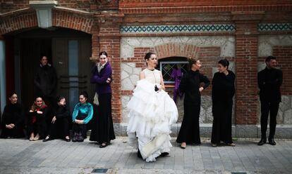 Inmaculada Salomón (c) junto con sus compañeras esperan su turno.