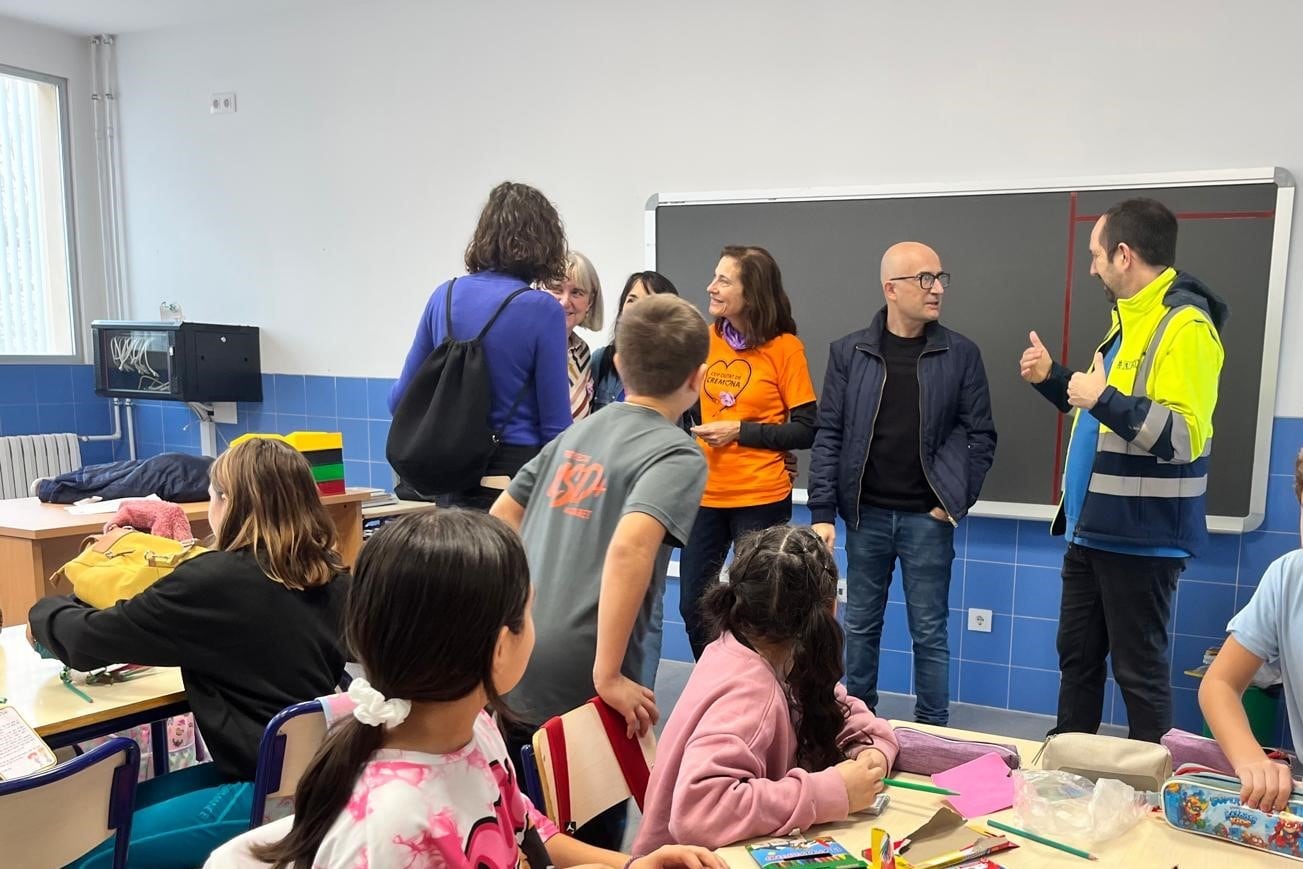 Alumnos junto con el equipo directivo de Ciudad de Cremona y Platero y yo y los alcaldes de Alaquàs, Toni Saura, y de Aldaia, Guillermo Luján, este lunes en el primer colegio, en una imagen cedida por el Ayuntamiento.