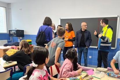 Alumnos junto con el equipo directivo de Ciudad de Cremona y Platero y yo y los alcaldes de Alaquàs, Toni Saura, y de Aldaia, Guillermo Luján, este lunes en el primer colegio, en una imagen cedida por el Ayuntamiento.