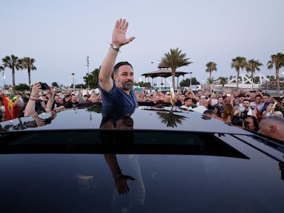 El líder de Vox, Santiago Abascal, saluda desde su furgoneta descapotable el pasado jueves en un acto electoral en Valencia.