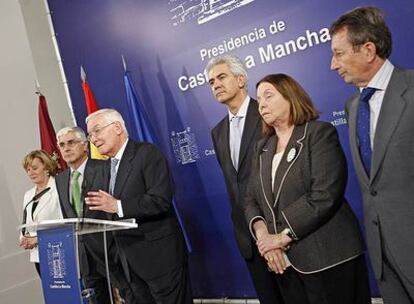 Los miembros del jurado, en el momento del fallo. De izquierda a derecha, María Soledad Herrero, José María Barreda, Víctor García de la Concha, Basilio Baltasar, Nélida Piñon y Emiliano Martínez.