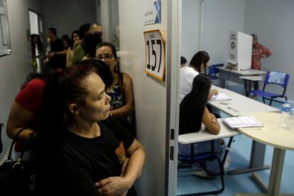 El voto es obligatorio para los brasileños entre 18 y 69 años, y opcional para los jóvenes de 16 y 17 años, así como para los mayores de 70. La multa a los que no ejerzan su derecho es pequeña y la abstención suele rondar el 20%. 