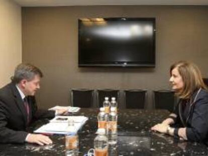 MÉXICO TRABAJO:MEX13. CIUDAD DE MÉXICO (MÉXICO), 14/11/2013.- La ministra de Empleo y Seguridad Social de España, Fátima Báñez (d), se reúne con el director general de la Organización Internacional del Trabajo, Guy Ryder (i), hoy, jueves 14 de noviembre de 2013, durante el Foro Internacional sobre Políticas Públicas de Empleo y Protección Social, en Ciudad de México (México). La existencia de 200 millones de desempleados en todo el mundo plantea un desafío para los Gobiernos y los actores sociales con el fin de remontar ese problema, fomentar empleos de calidad y luchar contra la informalidad laboral, según lo destacó Ryder. EFE/Alex Cruz