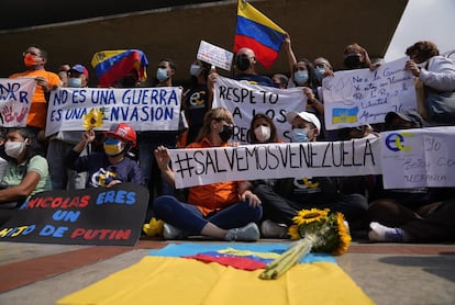 Un grupo de manifestantes participa en Caracas (Venezuela) en una protesta en apoyo de Ucrania frente a las oficinas de la Unión Europea.