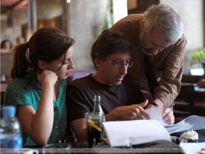 David Trueba junto a José Sacristán y María Valverde.