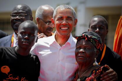 El expresidente estadounidense Barack Obama (c) posa junto a sus abuelastra Sarah Onyango Obama (dcha) y un estudiante (izq) durante la ceremonia de bienvenida del Centro de Formación Profesional y Deportiva Sauti Kuu en Kogelo, el pueblo de sus antepasados, a unos 400 kilómetros de Nairobi (Kenia).