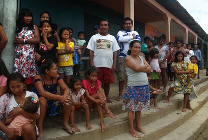 Habitantes de Atalaia do Norte observan las actividades policiales durante la búsqueda de Phillips y Pereira, el 11 de junio de 2022.