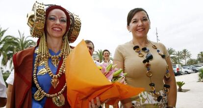 La alcaldesa Mercedes Alonso (derecha) en el acto del aniversario del hallazgo de la Dama de Elche.