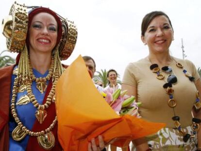 La alcaldesa Mercedes Alonso (derecha) en el acto del aniversario del hallazgo de la Dama de Elche.