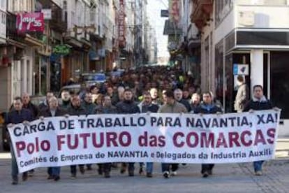 Los trabajadores de la factoría Navantia Ferrol recorren esta mañana las calles de la ciudad, después de que los integrantes del comité de empresa y trabajadores han concluido el encierro en el que permanecían desde el domingo y han celebrado una asamblea en la Plaza de Armas en la que han decidido continuar con la movilizaciones, entre ellas viajar a Madrid para exponer sus preocupaciones a la dirección.