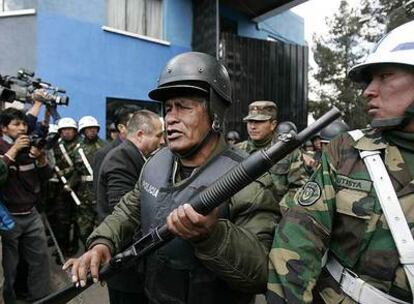 Policías y militares resguardan las instalaciones de la Fuerza Aérea Boliviana en El Alto, donde iba a ser trasladado el gobernador de Pando.