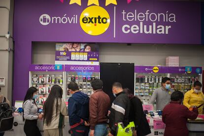 Personas compran celulares en una tienda del Grupo Éxito