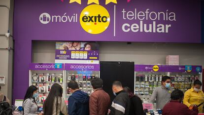 Personas compran celulares en una tienda del Grupo Éxito, en marzo de 2022.