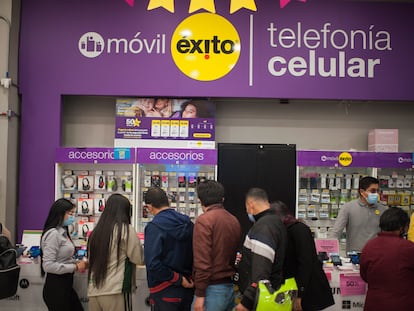 Personas compran celulares en una tienda del Grupo Éxito, en marzo de 2022.