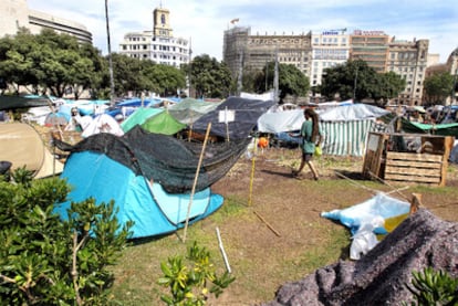 Mientras el movimiento 15-M ha decidido dejar de dormir en la plaza Catalunya de Barcelona, muchos han decidido no irse del campamento  hasta que no se consigan cosas concretas. En la fotografía, la imagen que ofrecía la céntrica plaza a primera hora de la tarde del domingo.