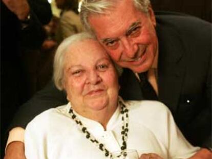 Mario Vargas Llosa y Carmen Balcells.