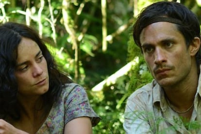 Alice Braga y Gael García Bernal en un fotograma de la película.