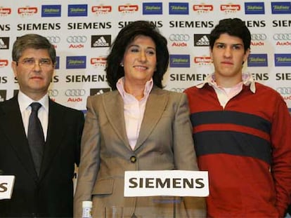 Fernando Martín, con su esposa y uno de sus dos hijos, ayer en la presentación como presidente.