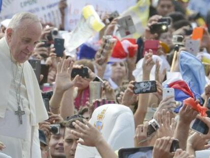 El papa Francisco, este s&aacute;bado rodeado de fieles en Caacupe (Paraguay).