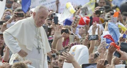 El papa Francisco, este sábado rodeado de fieles en Caacupe (Paraguay).