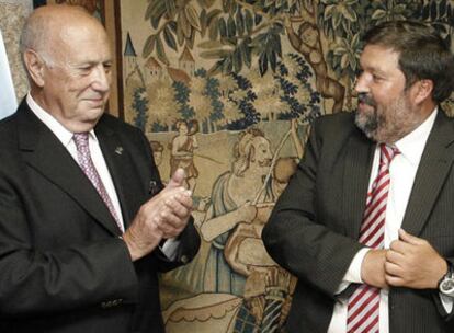 El presidente de la Academia, Méndez Ferrín, junto al ministro de Justicia, Francisco Caamaño.