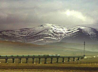 Un tren circula por el tramo de Golmud en la línea que une Qinghai con Tíbet