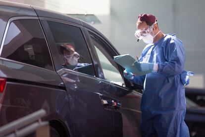 Trabajadores de un laboratorio privado realizan el test para Covid-19 en los automóviles 