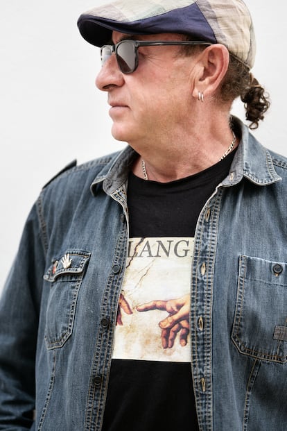 El músico Conrado Ibáñez ha reunido en el libro 'Casi siempre por la noche' la historia del rock de la comarca de Utiel-Requena desde los años sesenta.