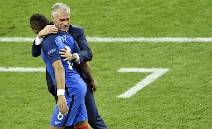 Deschamps abraza a Payet.