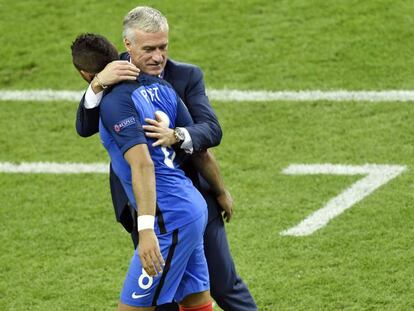 Deschamps abraza a Payet.