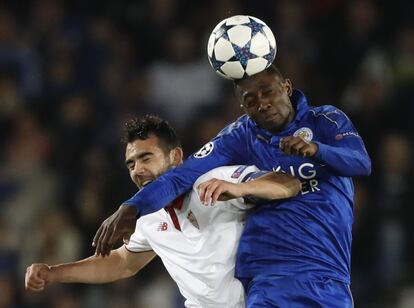 Wilfred Ndidi, del Leicester City, lucha un balón con Vicente Iborra, del Sevilla. 