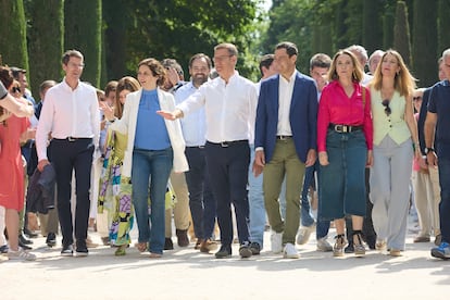 María Guardiola, entre Cuca Gamarra y Elías Bendodo, rodeada de los barones y líderes regionales del PP en un acto en Madrid el 18 de junio.