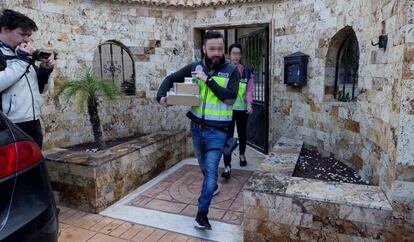 Agentes de la Policía Nacional, durante el registro de la casa de Quique Pina en Molina de Segura (Murcia), en 2018.